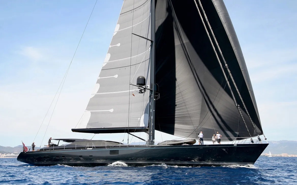 Elegante schwarze Segel-Superyacht auf blauem Wasser