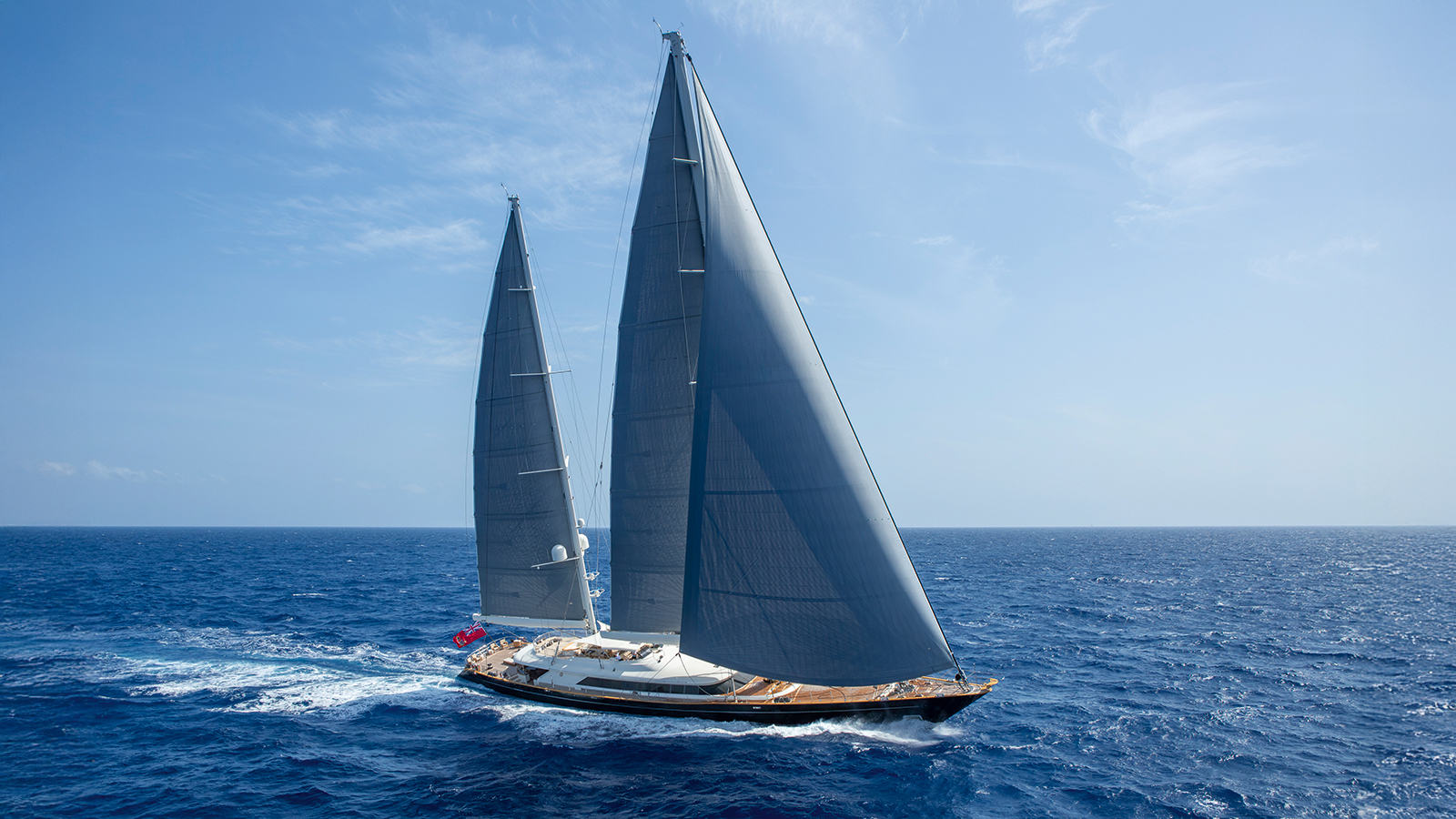 Elegante Premium-Segelyacht auf blauem Meer