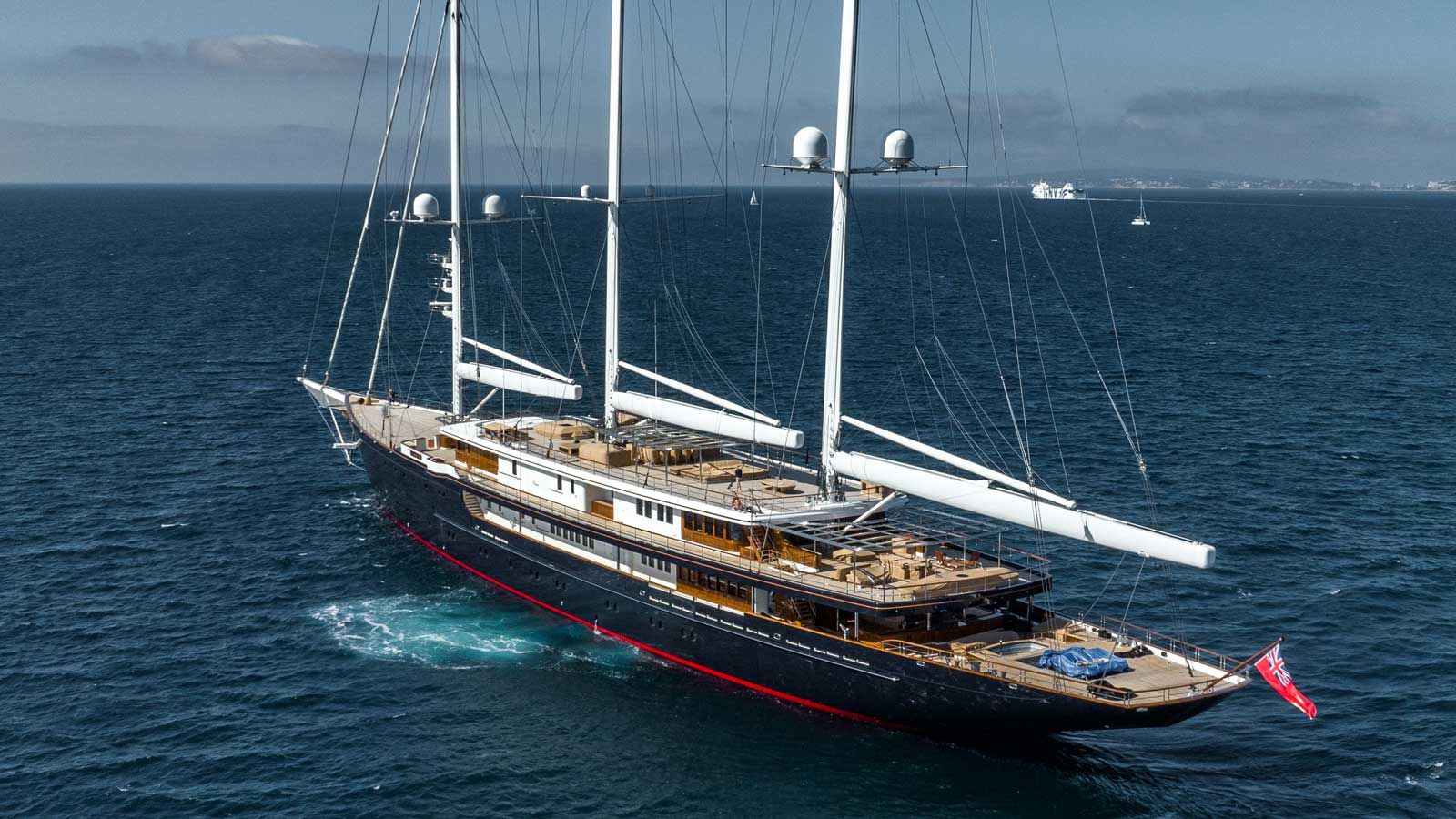 Luxuriöse Segelyacht auf dem offenen Meer bei Sonnenuntergang