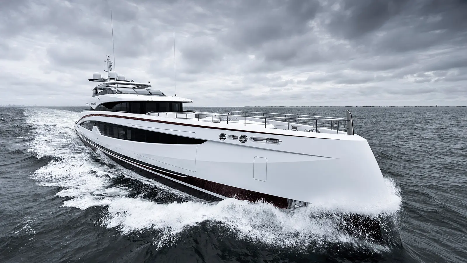 Moderne weiße Luxus-Motoryacht schneidet durch das Wasser