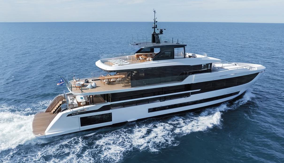 Moderne weiße Luxus-Motoryacht auf dem Meer